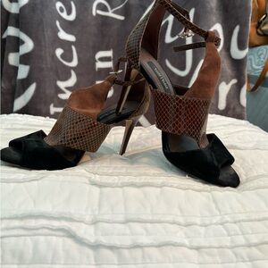 PRICE DROP!!   White House Black Market size 7 stiletto